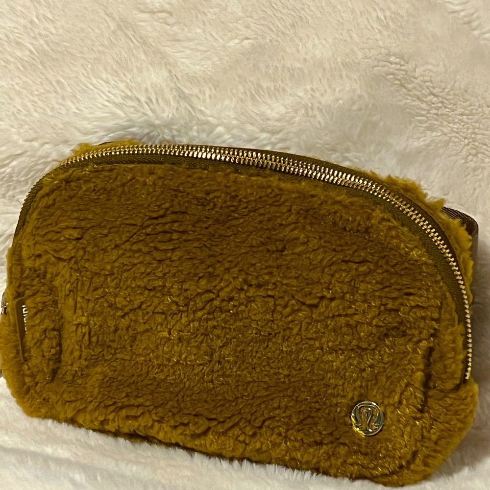 lululemon everywhere fleece belt bag